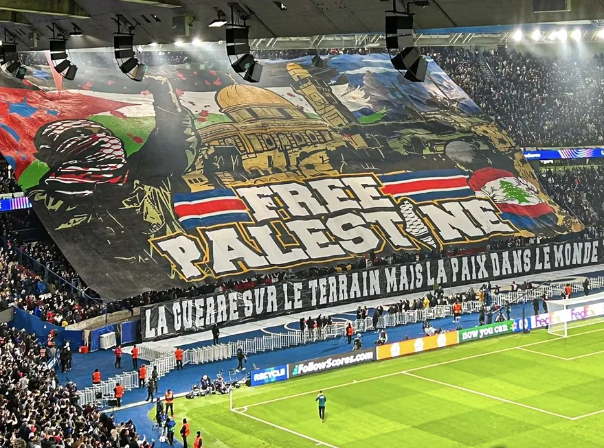 banderole-de-soutien-a-la-palestine-deploye-par-le-collectif-ultras-paris-durant-le-match-de-ligue-des-champions-face-a-l-atletico-madrid